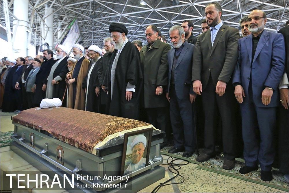 دی‌ماه ۱۳۹۵، خامنه‌ای هفتمین نماز میت خود را بر جنازه اکبر هاشمی رفسنجانی اقامه کرد 