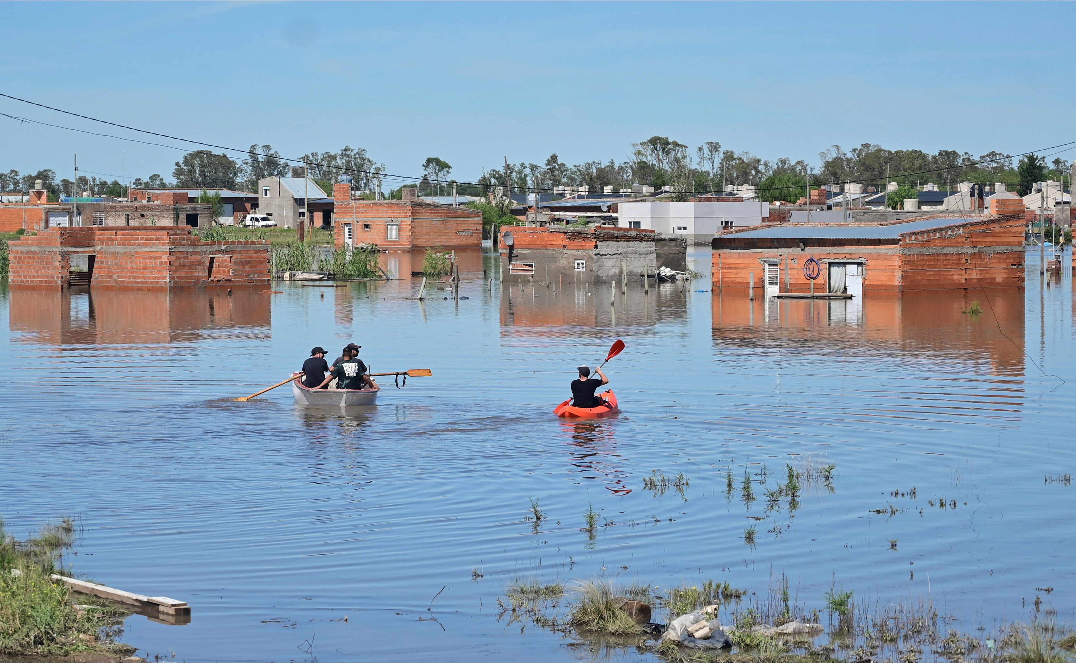سیل در شهر باهیا بلانکا در آرژانتین جان ۱۶ نفر را گرفت