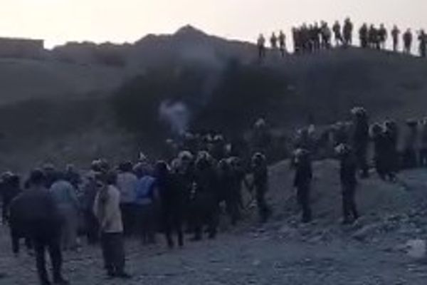 الشرطة الإيرانية تهاجم تجمعًا احتجاجيا على تدمير البيئة في محافظة كرمان