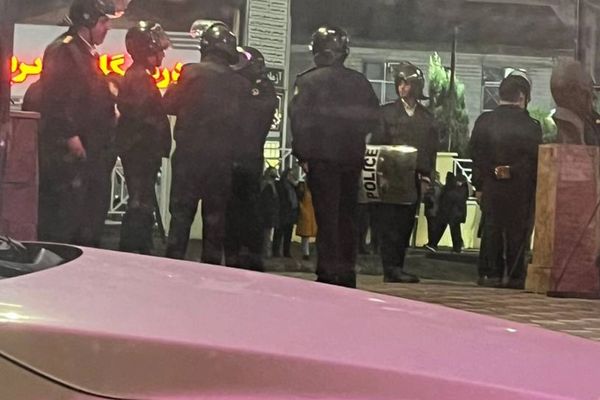 شهود عيان: الأمن الإيراني يمنع علاج الجرحى ويحاصر طبيبًا داخل عيادته في "جيلان"