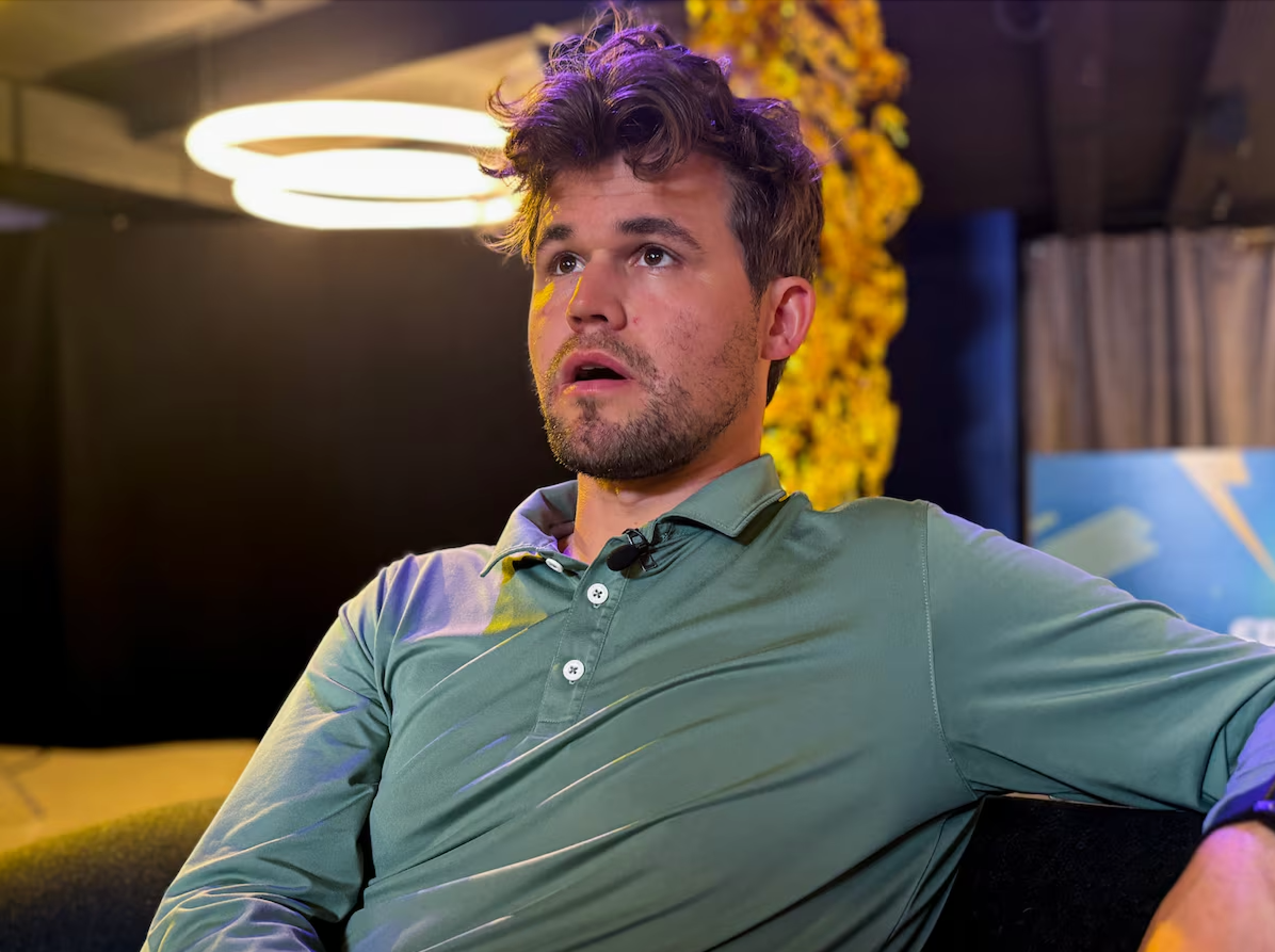 اخراج استادبزرگ شطرنج جهان به دلیل پوشیدن شلوار جین!