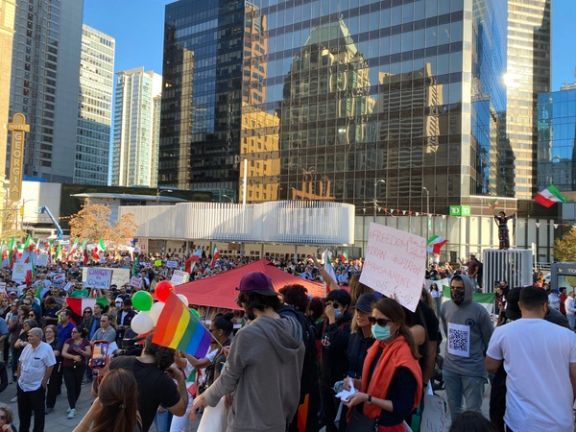 هزاران نفر از ایرانیان و فعالان در ونکوور در حمایت از زندانیان سیاسی در اوین تظاهرات کردند