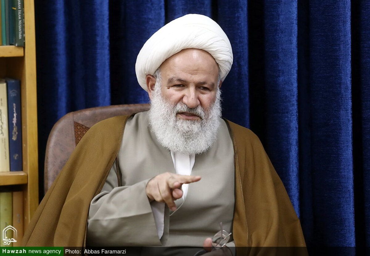 رییس مجمع جامعه مدرسین حوزه علمیه به رئیسی: جلوی ورود زنان به ورزشگاه را بگیرید
