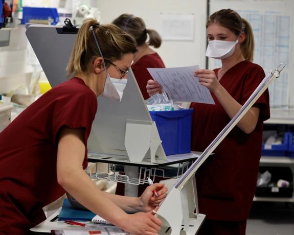 فرانسه سههزار نفر از کادر درمان را به دلیل عدم دریافت واکسن کرونا تعلیق کرد