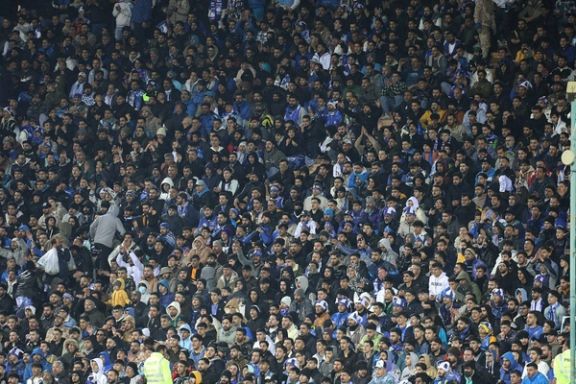 شعار «حیاکن، رها کن» هواداران استقلال علیه سرمربی موقت و بازیکنان