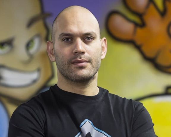 «فکر میکردم دوربین مخفی است»؛ دستگیری یک مربی بدنسازی بهدلیل پوشیدن شلوارک