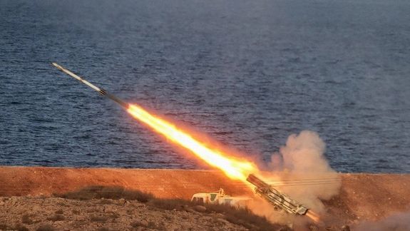 في تصعيد جديد .. الحوثيون المدعومون من إيران يهاجمون ناقلة تجارية نرويجية بالبحر الأحمر