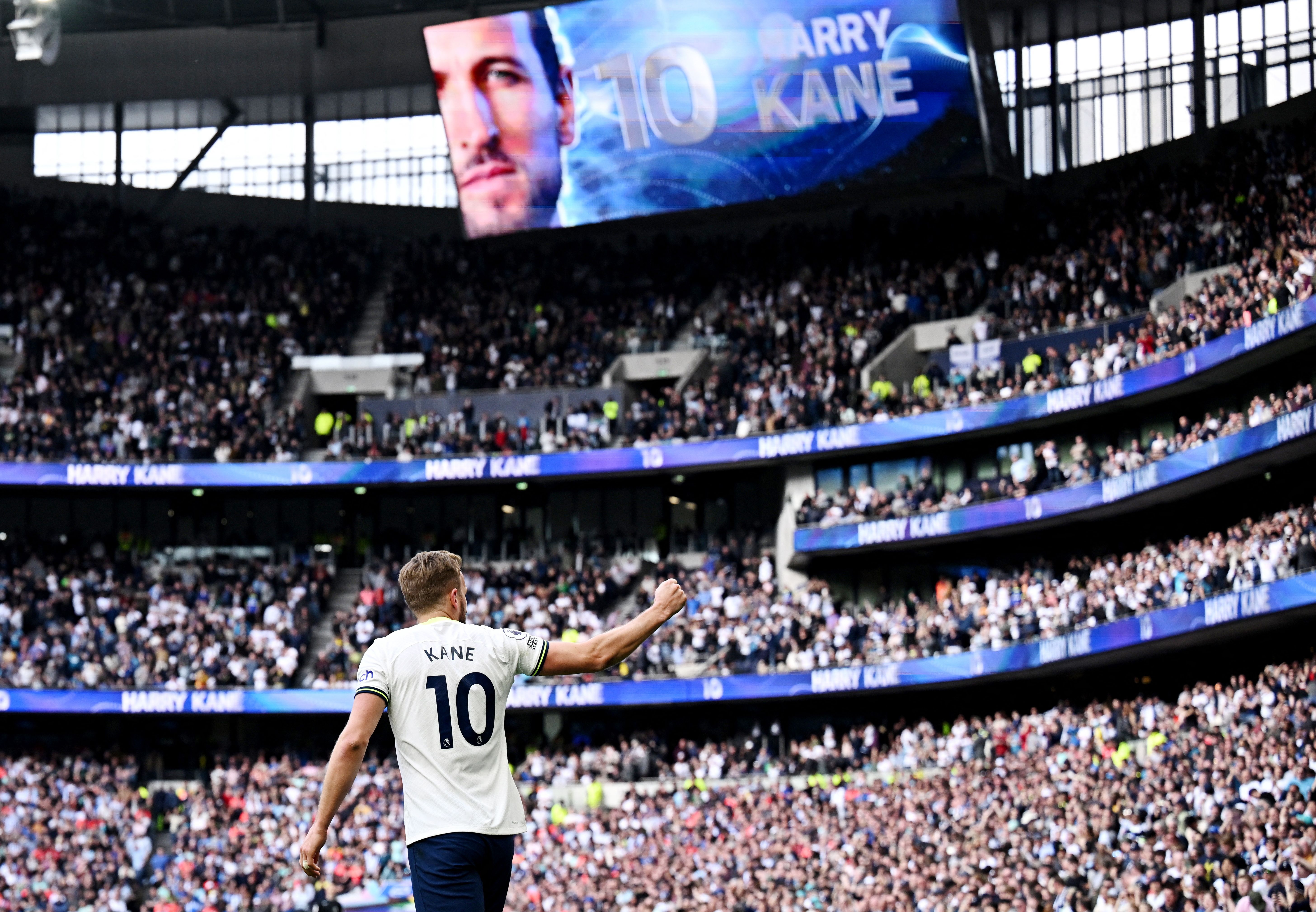 عبور از وین رونی و تنها بازیکن +۱۰۰؛ تاجگذاری شاهزاده هری همزمان با چارلز سوم