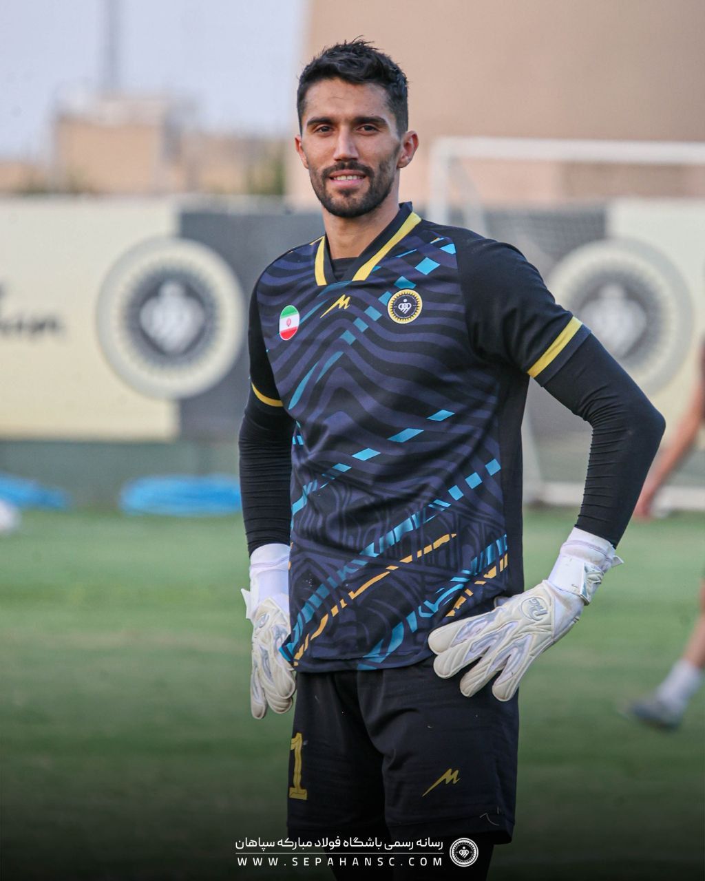 بعد تجاوز الدولار 100 ألف تومان.. حارس مرمى إيراني يسخر من "المسؤولين الأعزاء"