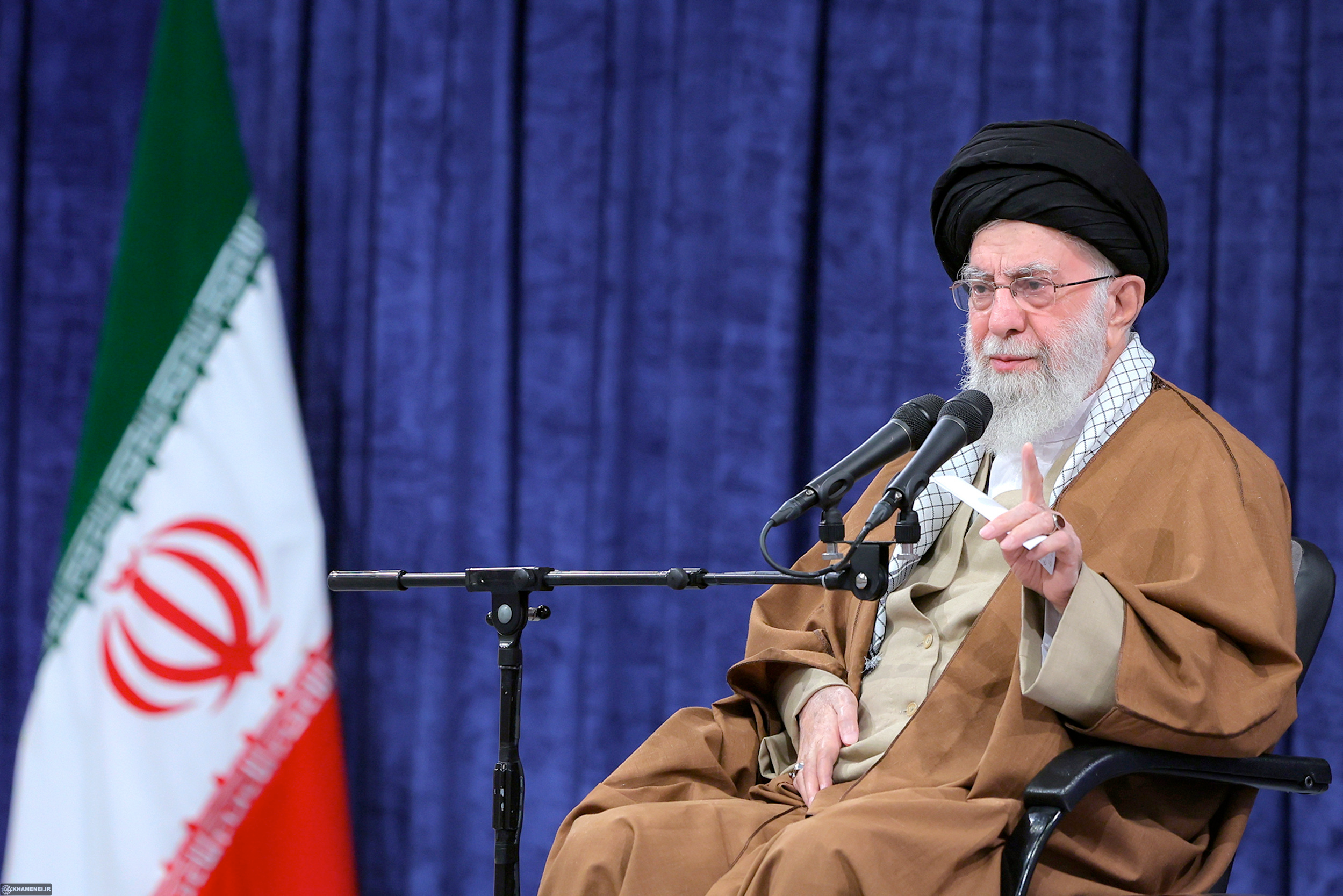 خامنه‌ای به سوی قله خیالی؛ ایران به سوی ویرانی واقعی