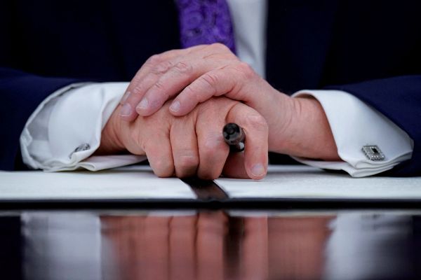 ترامپ ایالتهای محدودکننده هوش مصنوعی را به قطع بودجه فدرال تهدید کرد