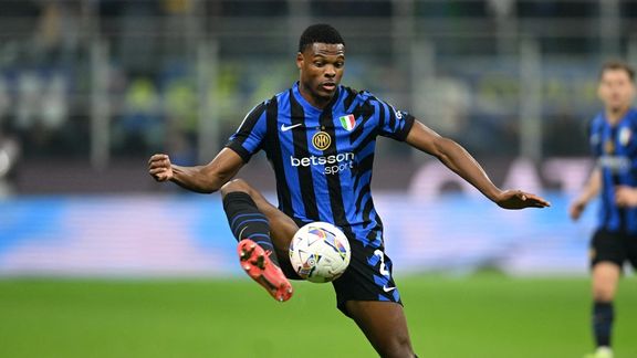 دومفریس در ایتالیا میماند؛ ستاره خط دفاعی اینتر تا ۲۰۲۸ با افعیها تمدید کرد