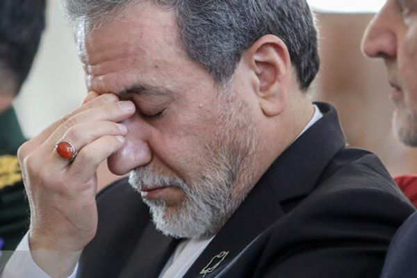 وزير الخارجية الإيراني: محادثات الأحد ستصبح أكثر تعقيدا بقرار مجلس المحافظين