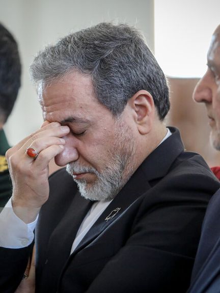 وزير الخارجية الإيراني: محادثات الأحد ستصبح أكثر تعقيدا بقرار مجلس المحافظين