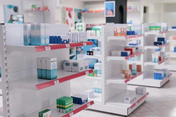 صحيفة إيرانية: ارتفاع أسعار الأدوية يُجبر المواطنين على شرائها بالتقسيط