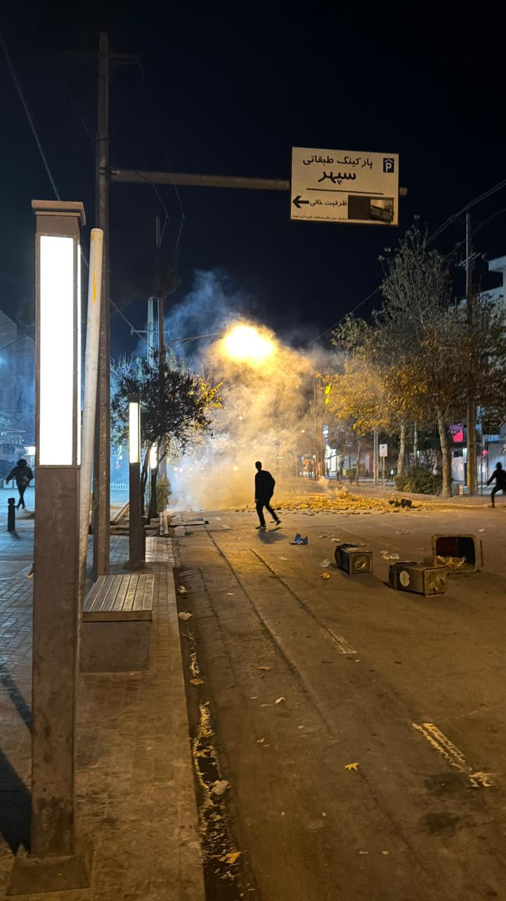 پیام مخاطب به ایران‌اینترنشنال: در شیراز به سوی پنجره خانه‌ها شلیک می‌کردند