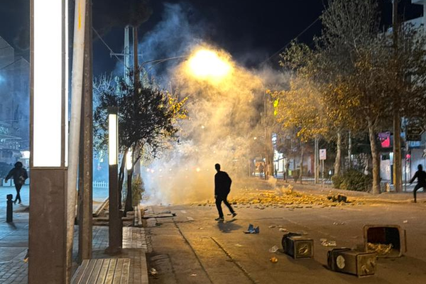 پیام مخاطب به ایراناینترنشنال: در شیراز به سوی پنجره خانهها شلیک میکردند