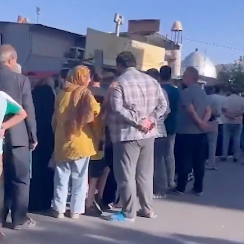 طابور طويل من المواطنين الإيرانيين أمام المخبز