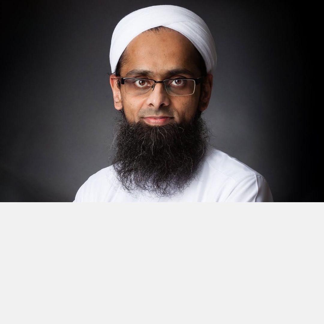 مسلمان حامی مراسم مذهبی برای دانش‌آموزان، مسئول نهاد ناظر بر مدارس بریتانیا شد