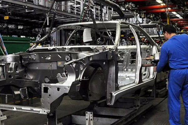 Car prices jump in Iran as rial slides against foreign currencies