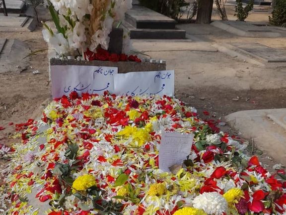 مسئولان جمهوری اسلامی مانع نصب سنگ مزار برای محسن شکاری شدند