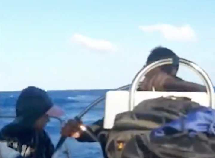 سرگردان ماندن یک قایق حامل پناهجویان در آب‌های یونان با ۵۷ پناهجوی ایرانی و افغانستانی