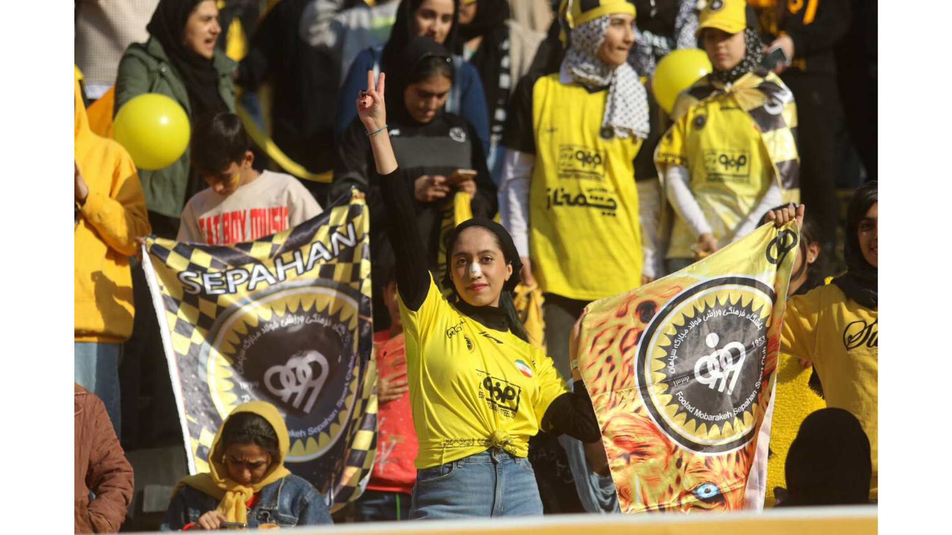 استقبال شگفت‌انگیز تماشاگران زن از بازی سپاهان و پرسپولیس در نقش‌جهان