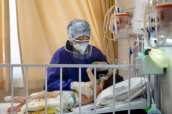 المستشفيات تواجه ضغطًا متزايدًا.. موجة جديدة من فيروس "كورونا" و"الإنفلونزا" تجتاح طهران