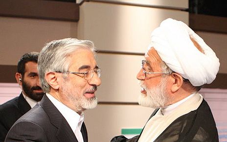 سياسي مقرب من النظام الإيراني: وضع موسوي وكروبي تحت الإقامة الجبرية هدفه الحماية من القتل