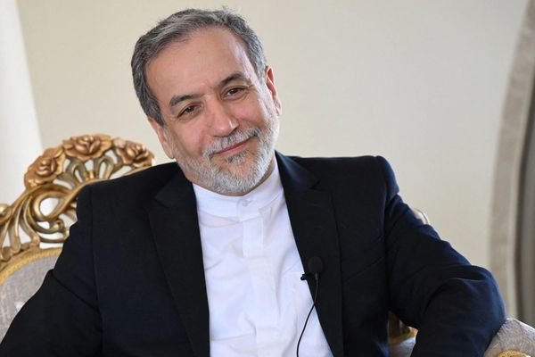 عراقچی همزمان با قطع ارتباطات مردم، برای سفرای خارجی آمار حکومتی درباره اعتراضات داد