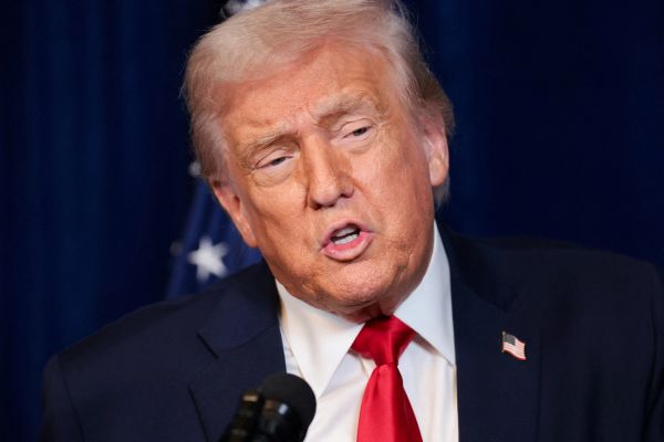 ترامپ هشدار داد در صورت بازسازی تاسیسات هستهای در ایران به آنها حمله میکند