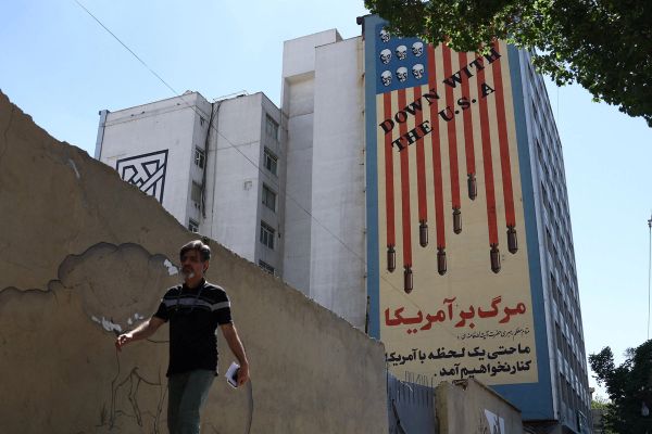 "أكسيوس": أميركا تعتبر عرض إيران "غير كافٍ" وتُحذّر من أن المفاوضات قد تستمر "عبر القنابل"
