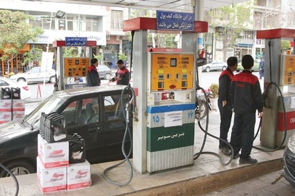 عرضه بنزین پنج هزار تومانی در جایگاهها آغاز شد