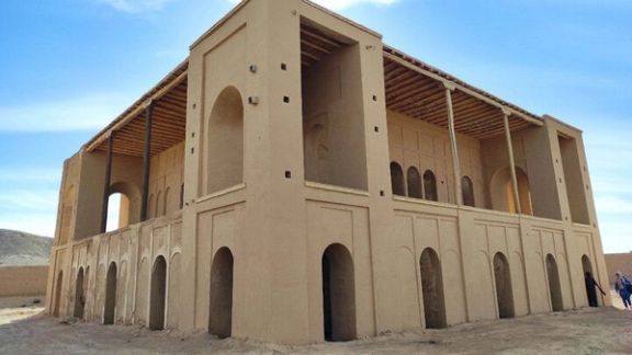 مسئولان ابرکوه اقدام به احداث خیابان در عرصه کوشک تاریخی «عزتآباد» کردهاند