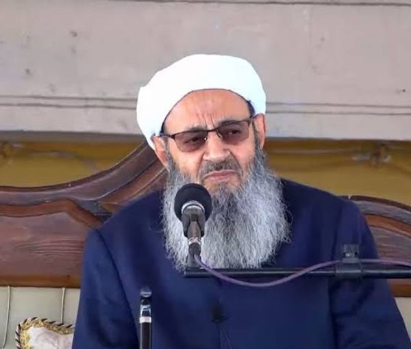 بعد انتقاده الحاد للنظام.. المخابرات الإيرانية تمنع إمام أهل السنة من السفر والذهاب للحج