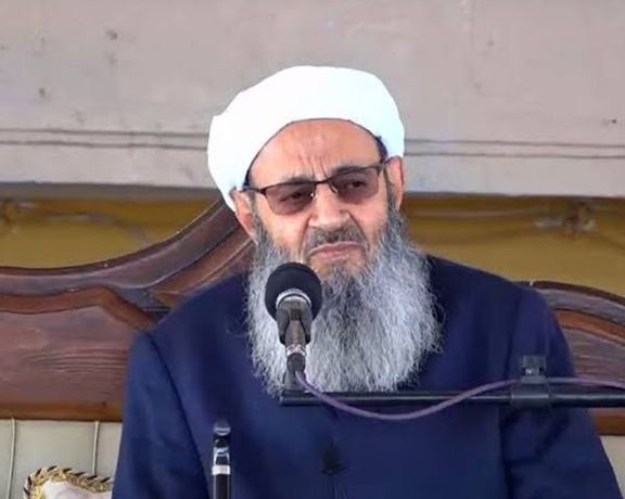 بعد انتقاده الحاد للنظام.. المخابرات الإيرانية تمنع إمام أهل السنة من السفر والذهاب للحج