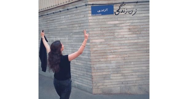 ابتکار زن جوان در تغییر نام یک کوچه به «زن، زندگی، آزادی»