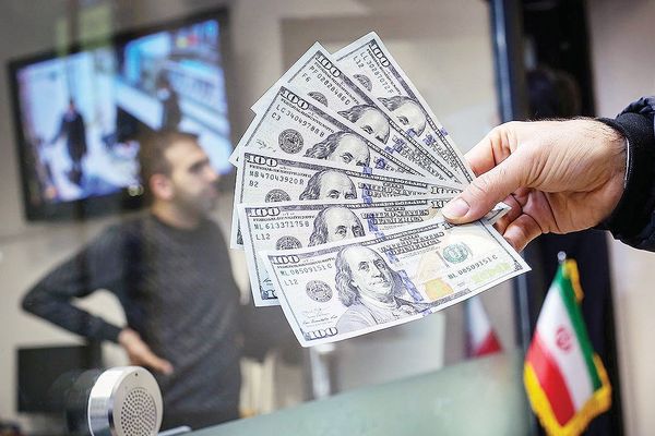 افزایش قیمت دلار و افت شاخص بورس در ایران