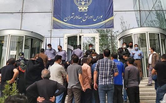 روزنامه کیهان: دولت قرار نیست تضمینکننده سود دائمی مردم در بورس باشد