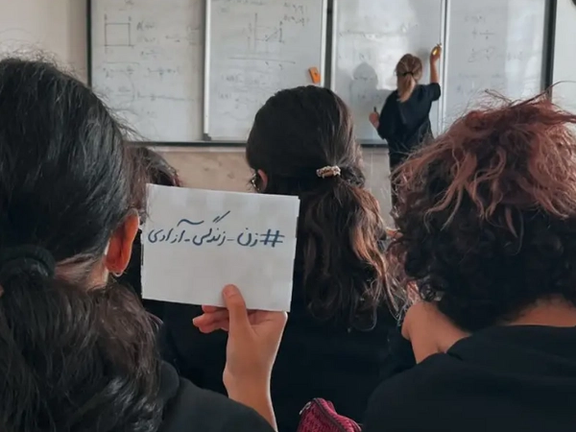 انتقاد ۱۷۰ فعال سیاسی و مدنی از حکمرانی جمهوری اسلامی و تمرکز بر حجاب اجباری