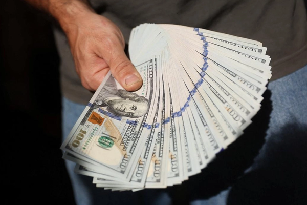 الدولار يتجاوز حاجز 150 ألف تومان لأول مرة في تاريخ إيران