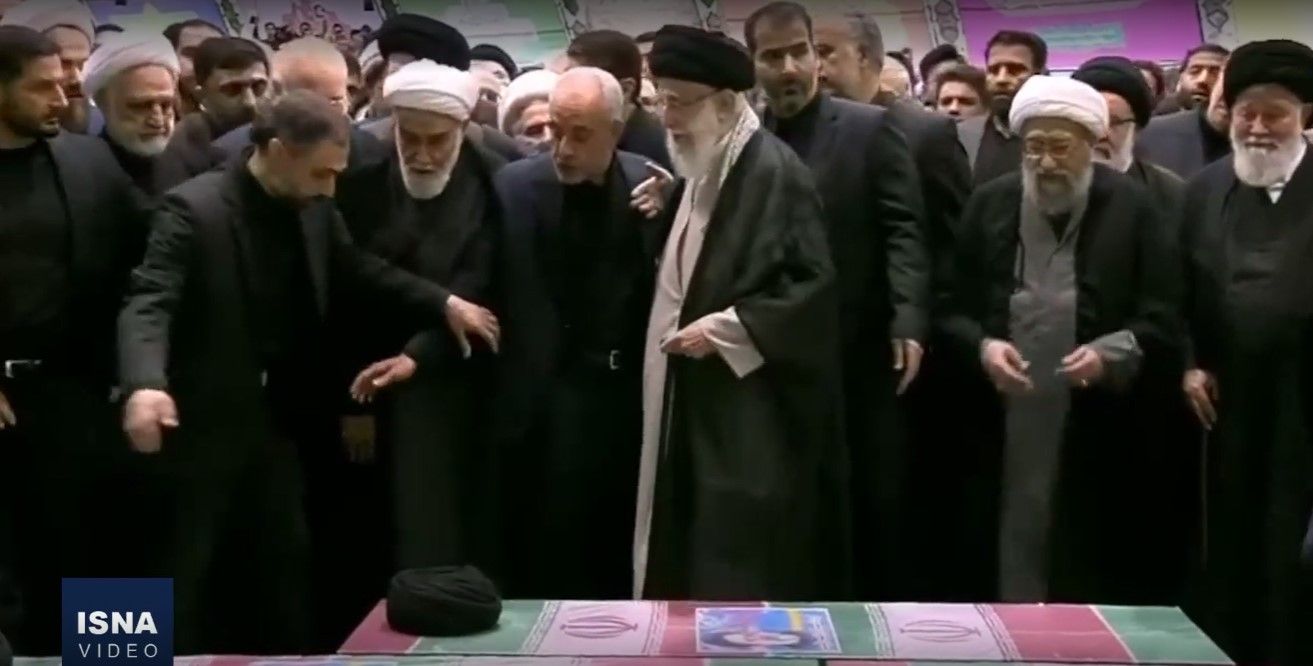 خامنه‌ای بلافاصله پس از اتمام نماز میت ابراهیم رئیسی و همراهانش، با عجله و در میان حلقه محافظان محل را ترک کرد