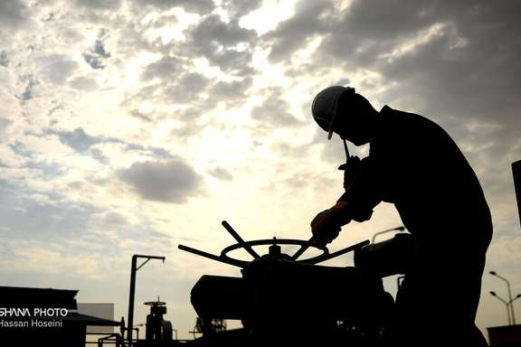 A worker at an Iranian oil facility (March 2023)