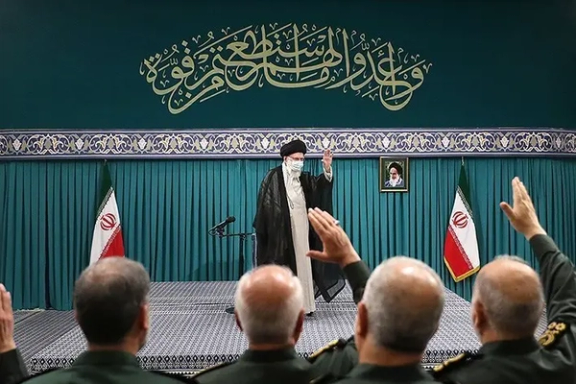 "التلغراف": رأس الأخطبوط في طهران.. لكن أذرعه ممتدة إلى جميع أنحاء العالم