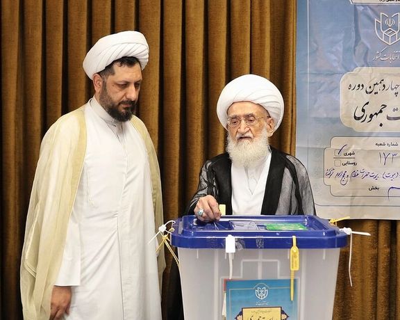 نوری همدانی: مردم به پای صندوق رای بیایند تا این انقلاب حفظ شود