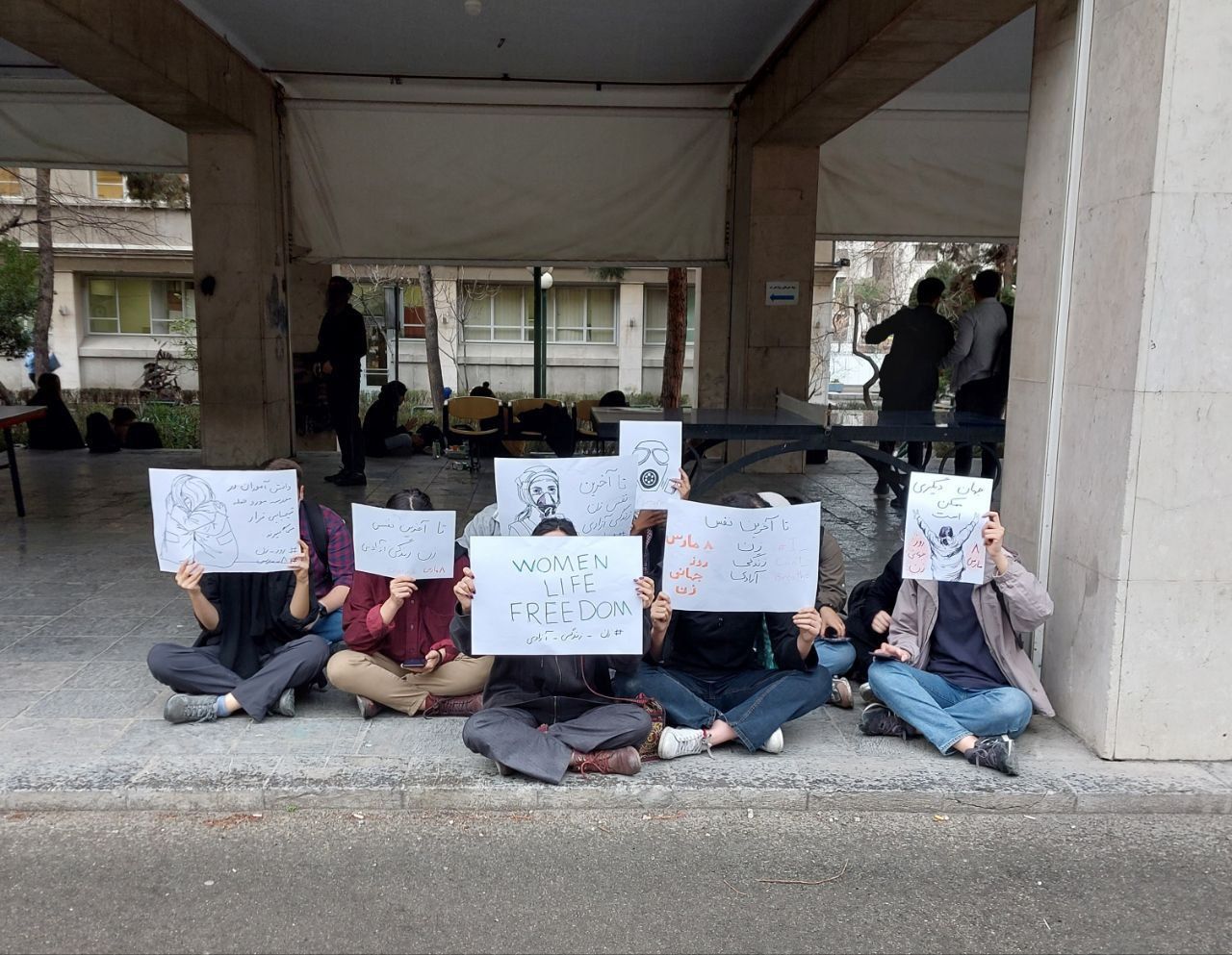 Security Forces Threaten Teachers Protesting Against Poisonings