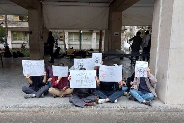 Security Forces Threaten Teachers Protesting Against Poisonings