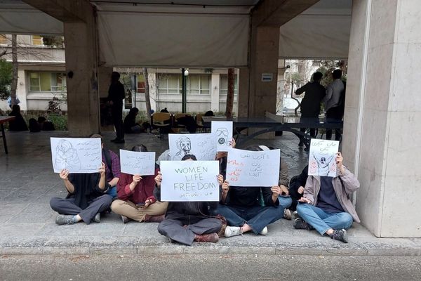 Security Forces Threaten Teachers Protesting Against Poisonings
