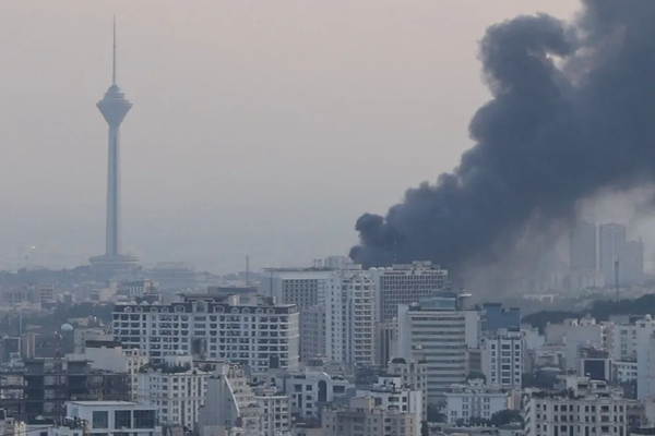 إصلاحيون يدعمون خامنئي وينتقدون معارضي النظام