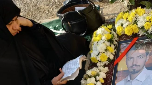 مادر جواد موسوی، از کشتهشدگان خیزش انقلابی: از سرکوبگران دینی اعلام برائت میکنم